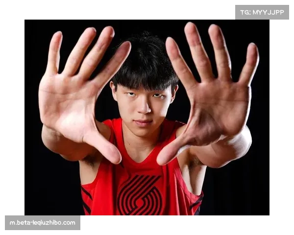 杨瀚森谈适应开拓者快节奏:训练中强化冲篮下内线进攻 杨瀚森谈适应开拓者快节奏:训练中强化冲篮下内线进攻